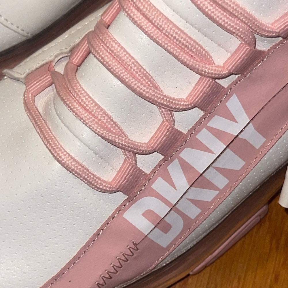 ๐ DKNY WOMAN SNEAKERS. Like new condition - Picture 2 of 8